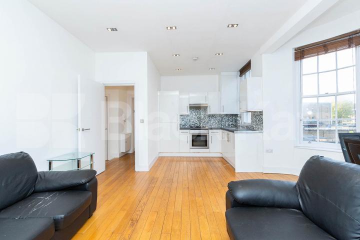 A 2 bed 2 bath property located close to an abundance of amenities Chapel Market , Angel